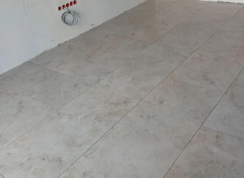 Плитка 1200 на 600 уложенная на пол