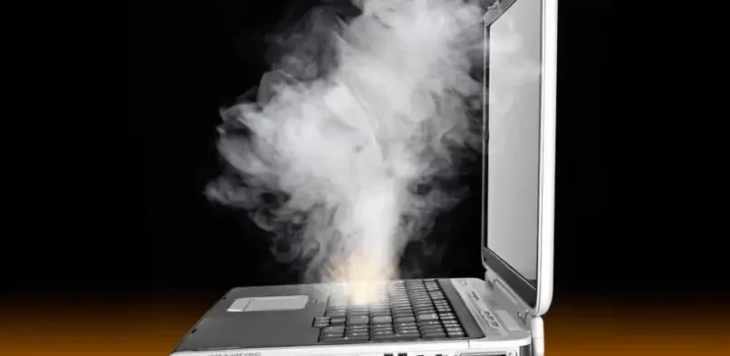Ноутбук на столе, из которого символически исходит пар, указывая на перегрев