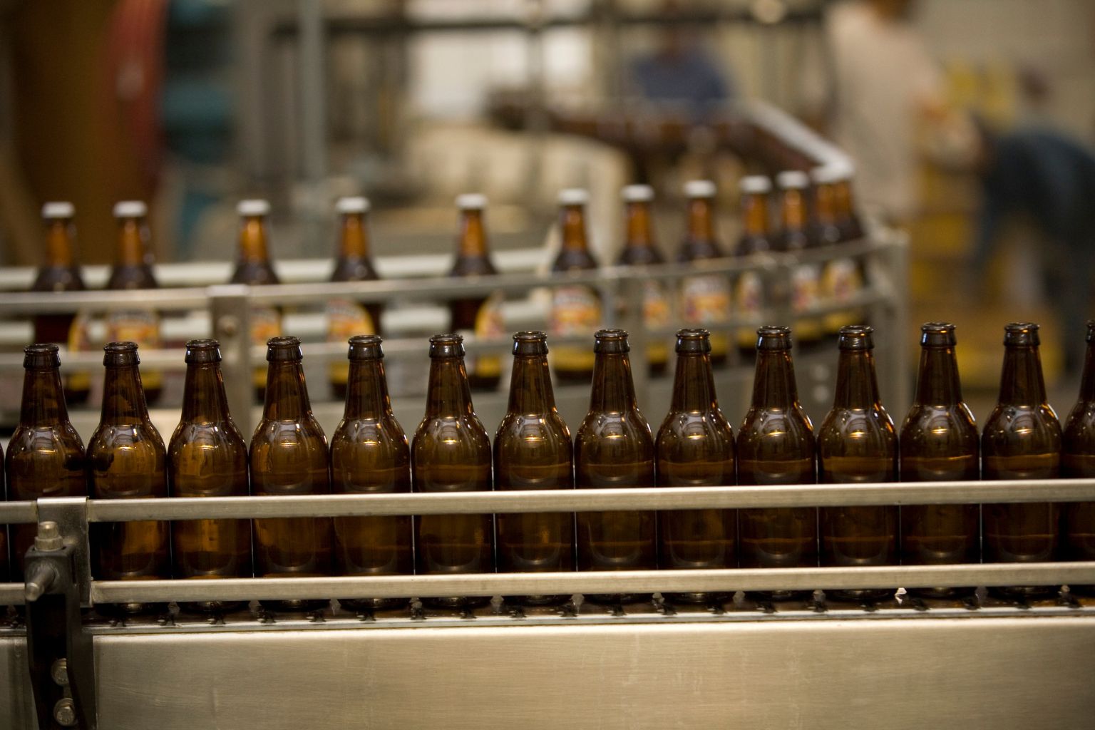 Как разливают пиво в бутылки на заводе
