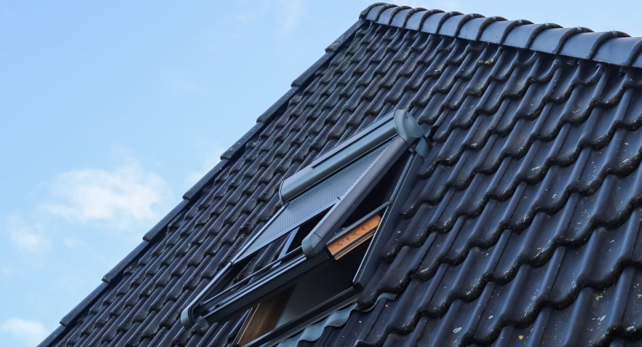 крыша дома покрытая керамической черепицей