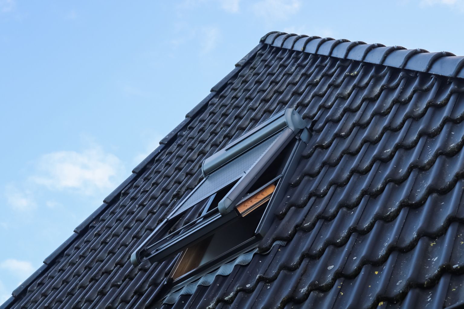 крыша дома покрытая керамической черепицей