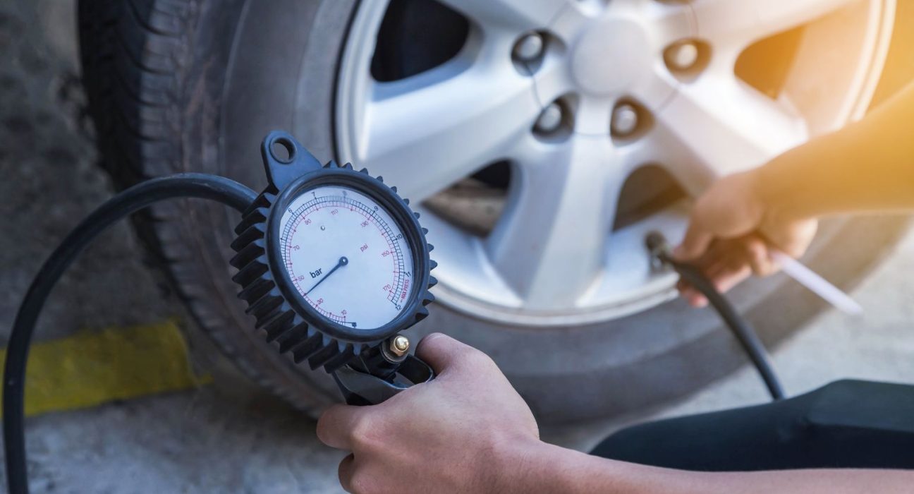 скільки атмосфер має бути в колесах машини