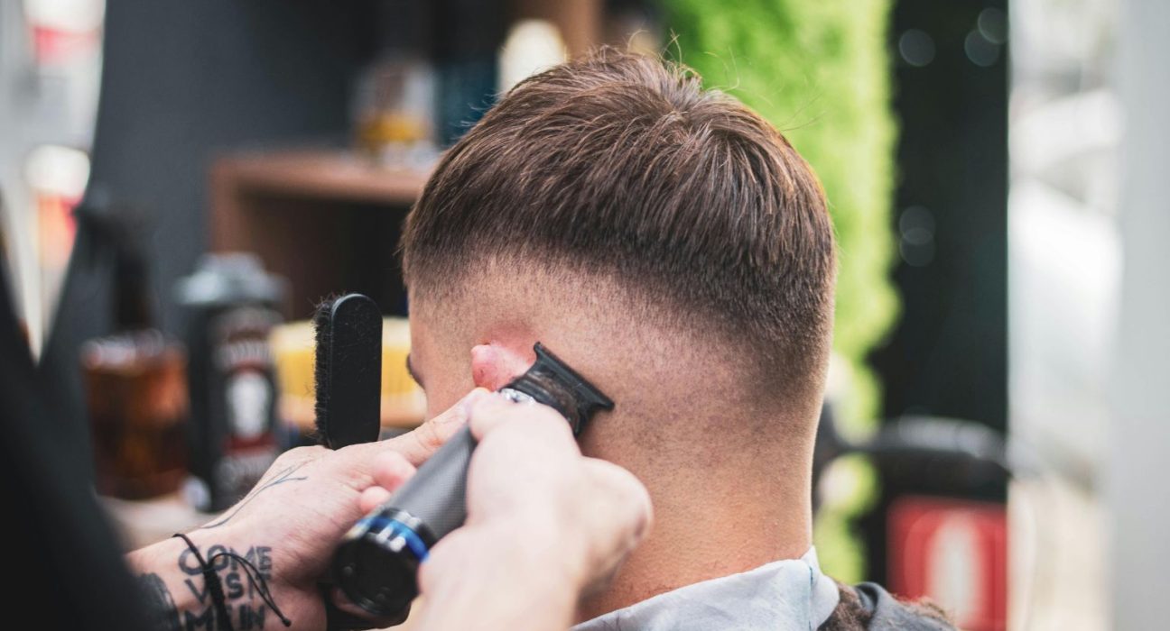 Почему барберы выбирают профессиональные шейверы вместо обычных бритв